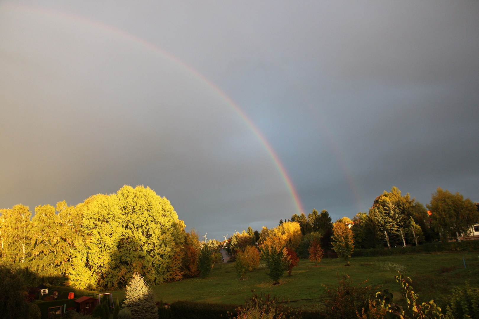 Regenbogen nach herbstlichem Unwetter