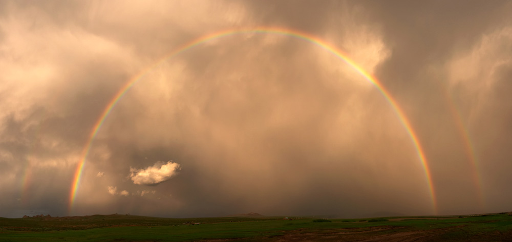 Regenbogen nahe Mongol Els