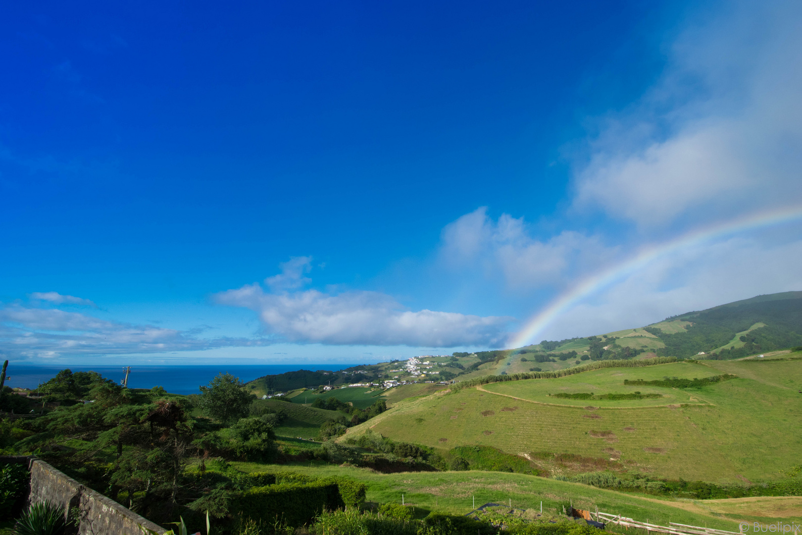 Regenbogen ... oberhalb Povoação auf São Miguel, Açores (© Buelipix) 