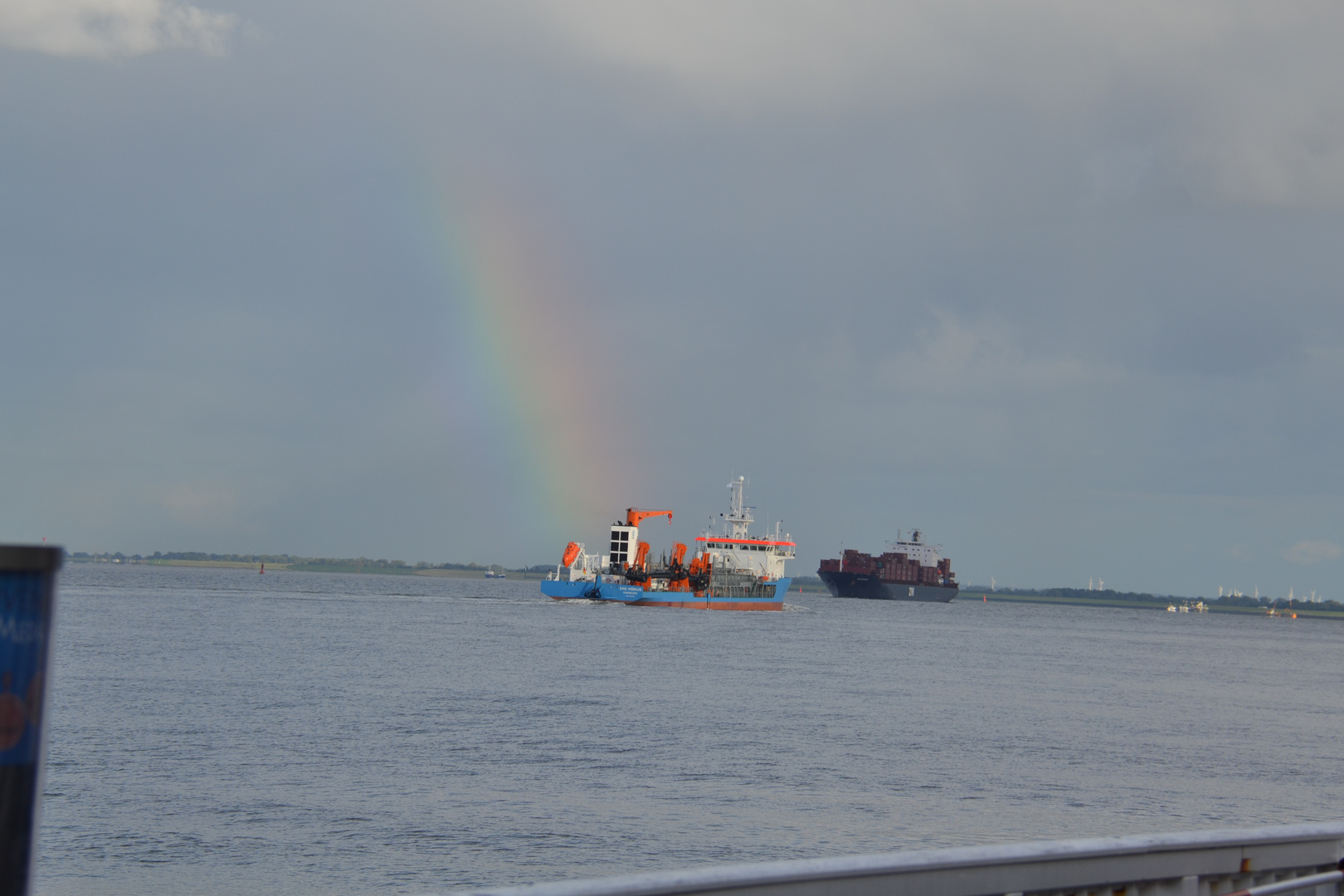 Regenbogen trifft Schiff