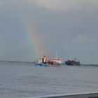 Regenbogen trifft Schiff