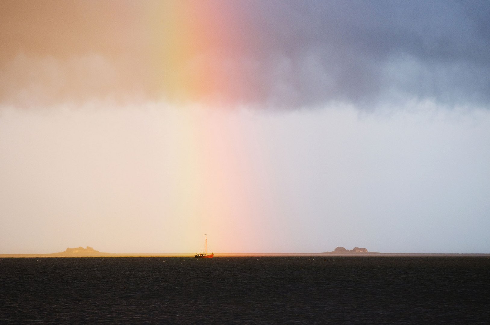 Regenbogen trifft Segelboot