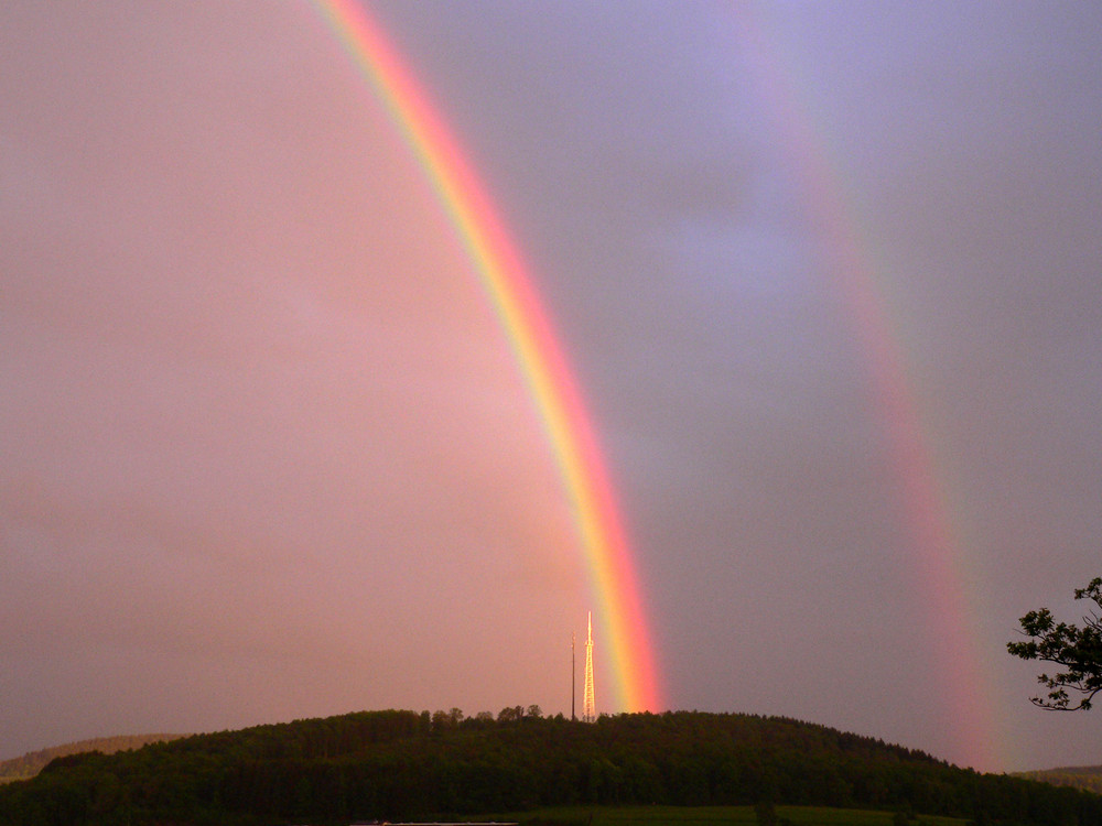 Regenbogen trift Sendemast!