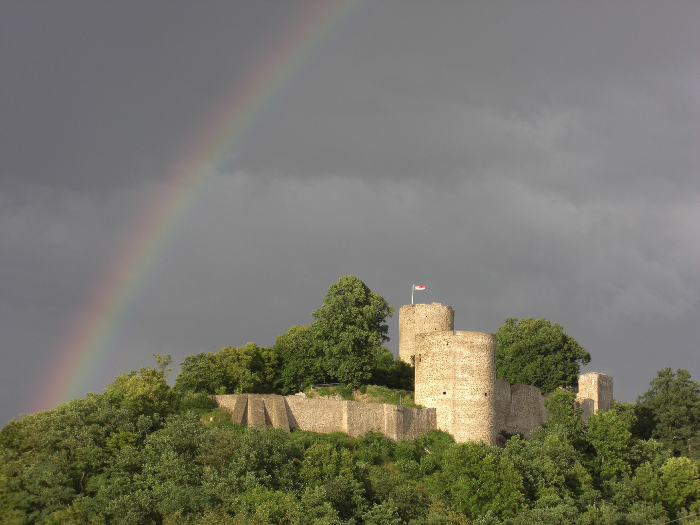Regenbogen über Burg Blankenberg