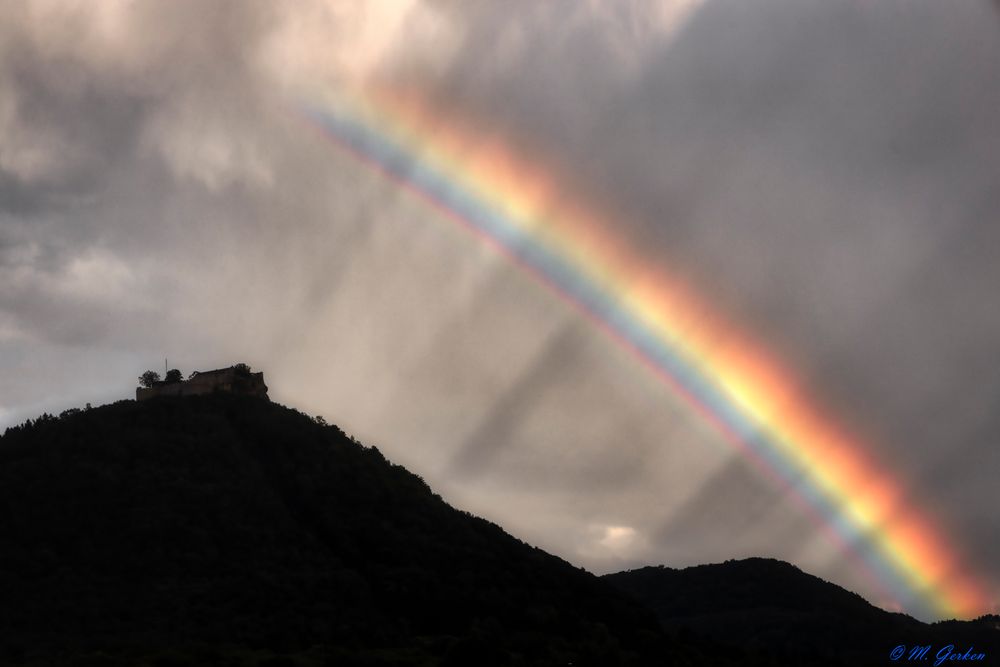 Regenbogen über Burg Hohenneuffen