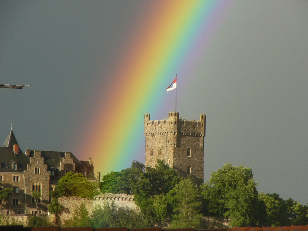 Regenbogen über Burg klopp in Bingen am Rhein