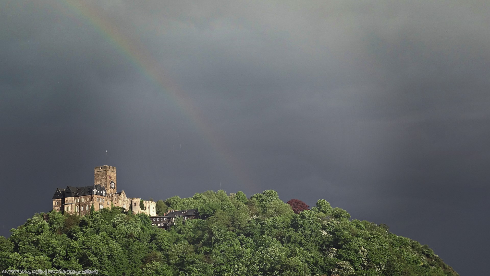 Regenbogen über "Burg Lahneck" in Lahnstein bei Koblenz