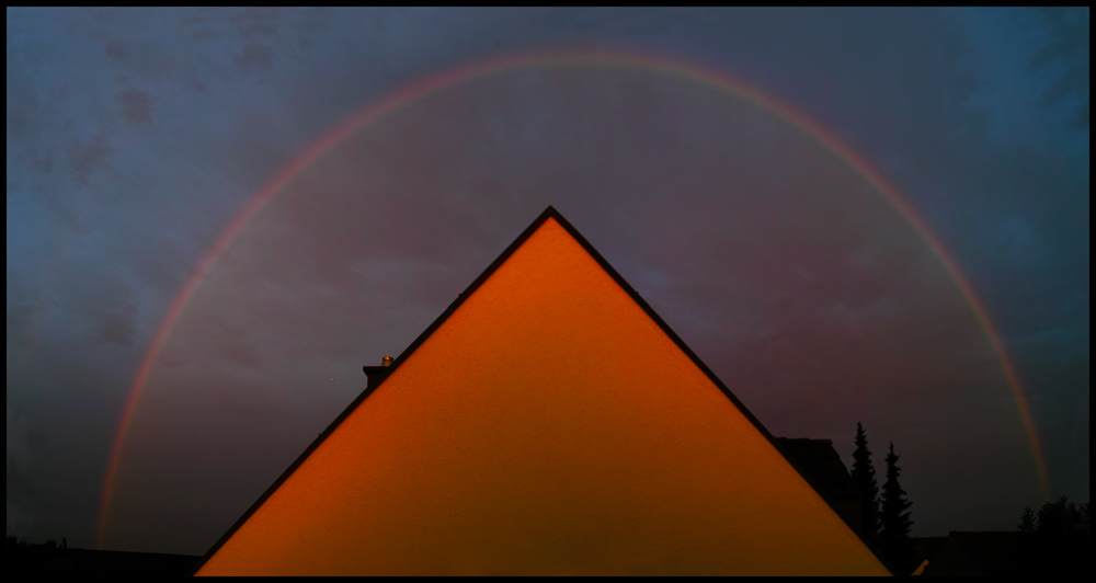 Regenbogen über Dachgiebel