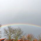 Regenbogen über Dächern