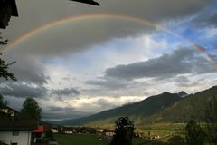Regenbogen über das ganze Tal im Oberpinzgau, Salzburgland