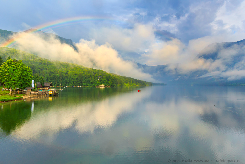 Regenbogen über dem Bohinj-See