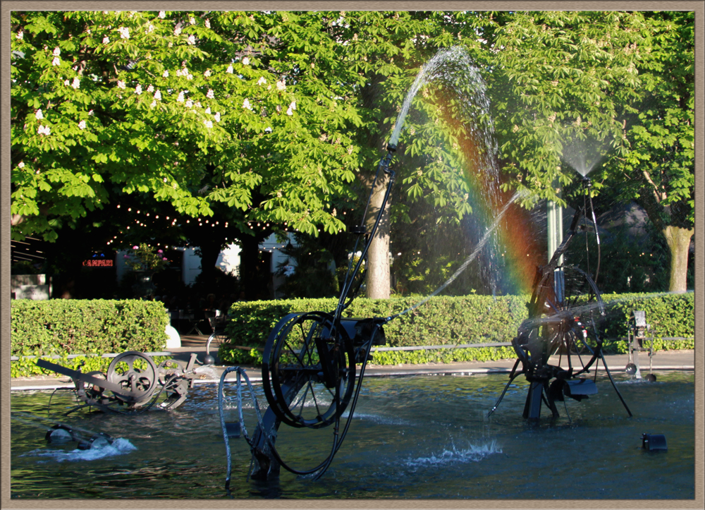 Regenbogen über dem Brunnen