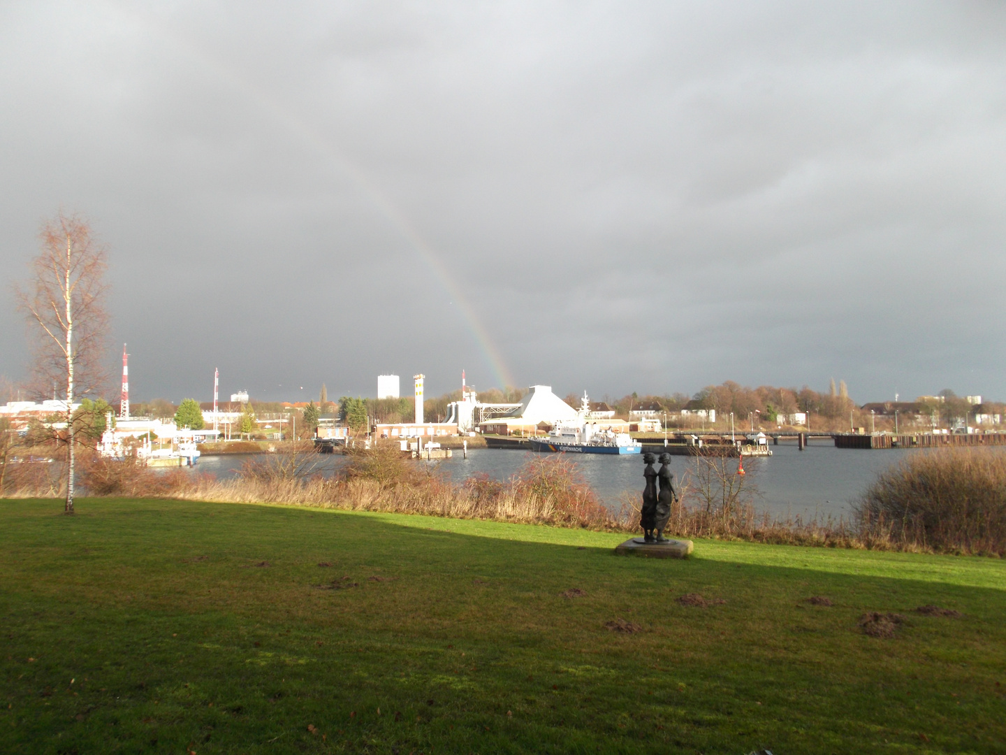 Regenbogen über dem Bundespolizeihafen in Neustadt