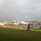 Regenbogen über dem Bundespolizeihafen in Neustadt