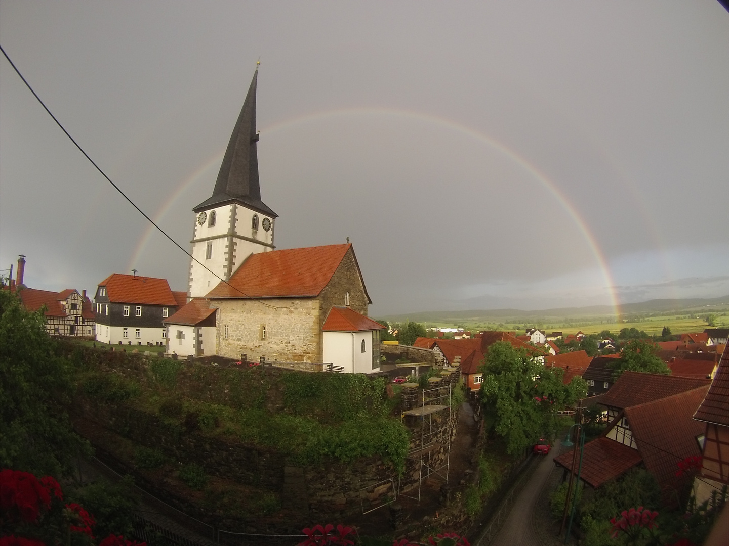 Regenbogen über dem Dorf
