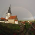 Regenbogen über dem Dorf