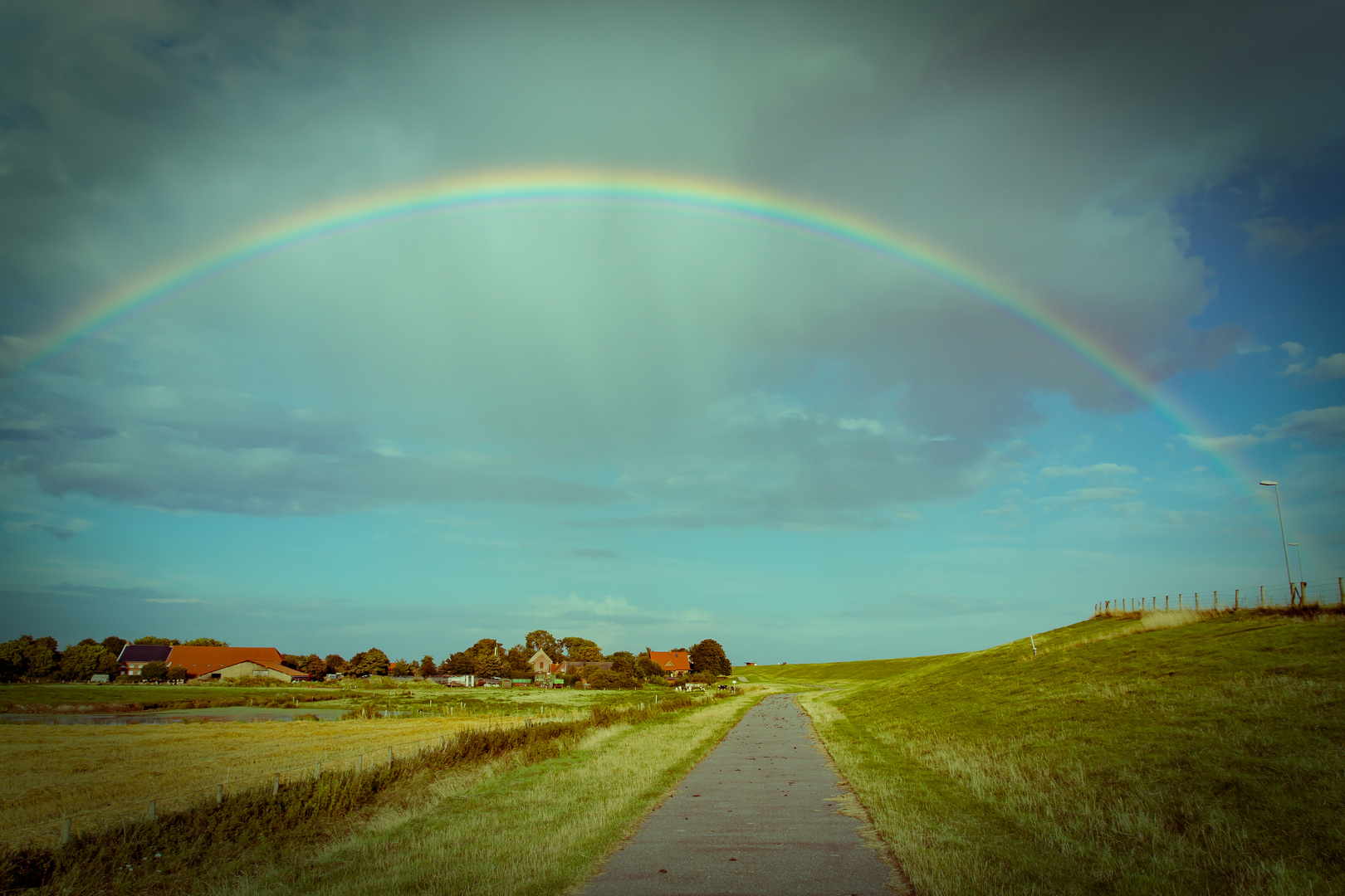 Regenbogen über dem Emsdeich