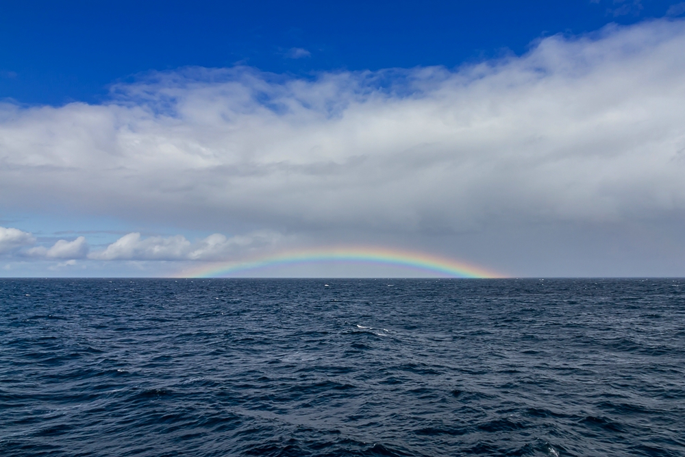 Regenbogen über dem Europäischen Nordmeer