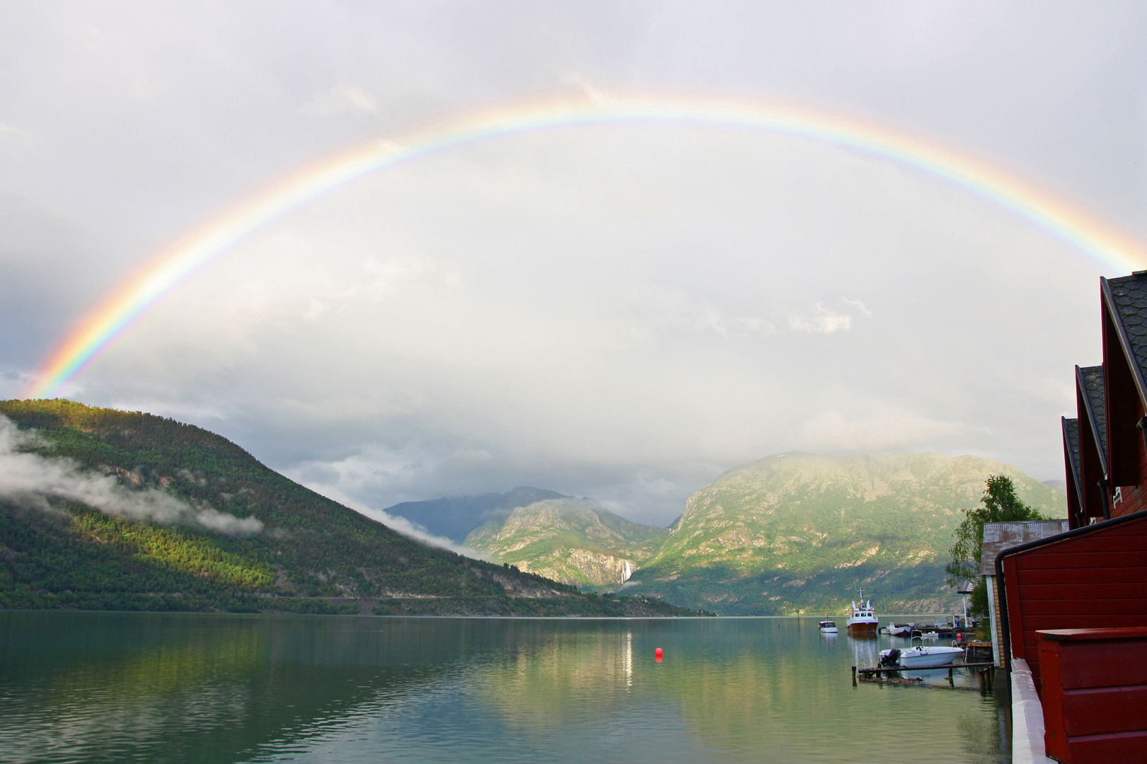 Regenbogen über dem Fjord