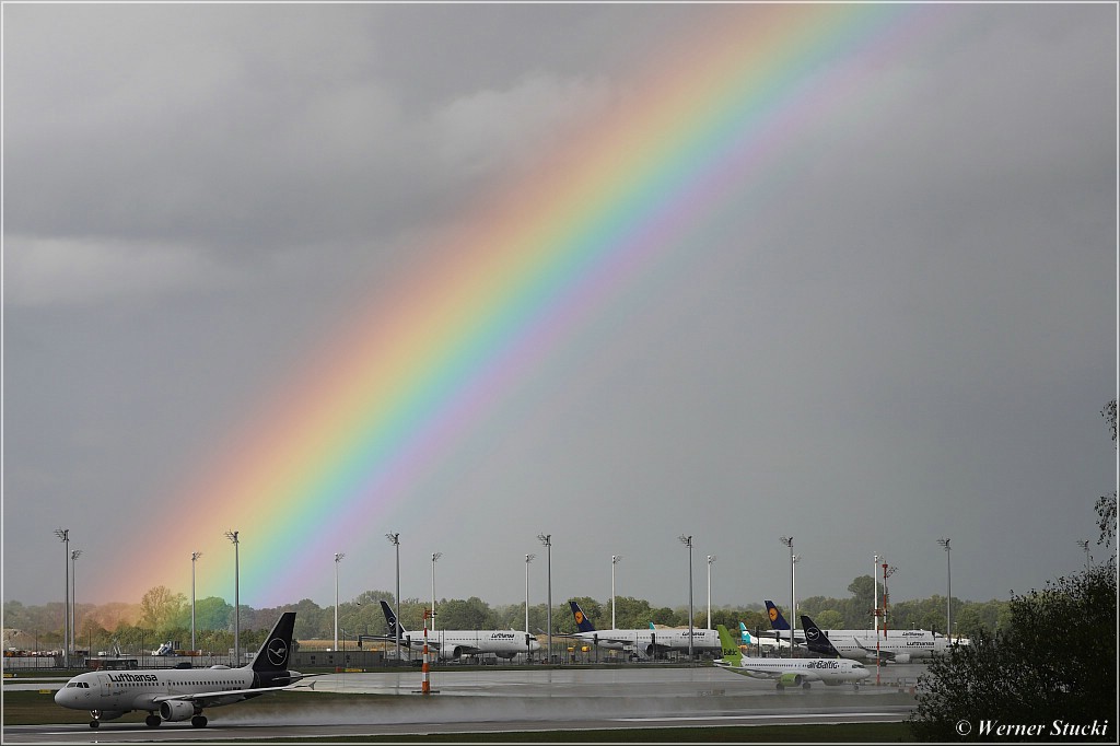 Regenbogen über dem Flugplatz München