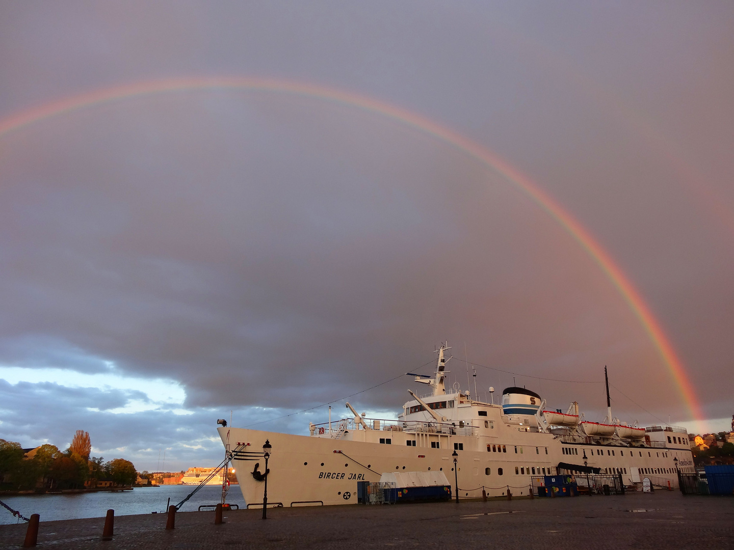 Regenbogen über dem Hafen