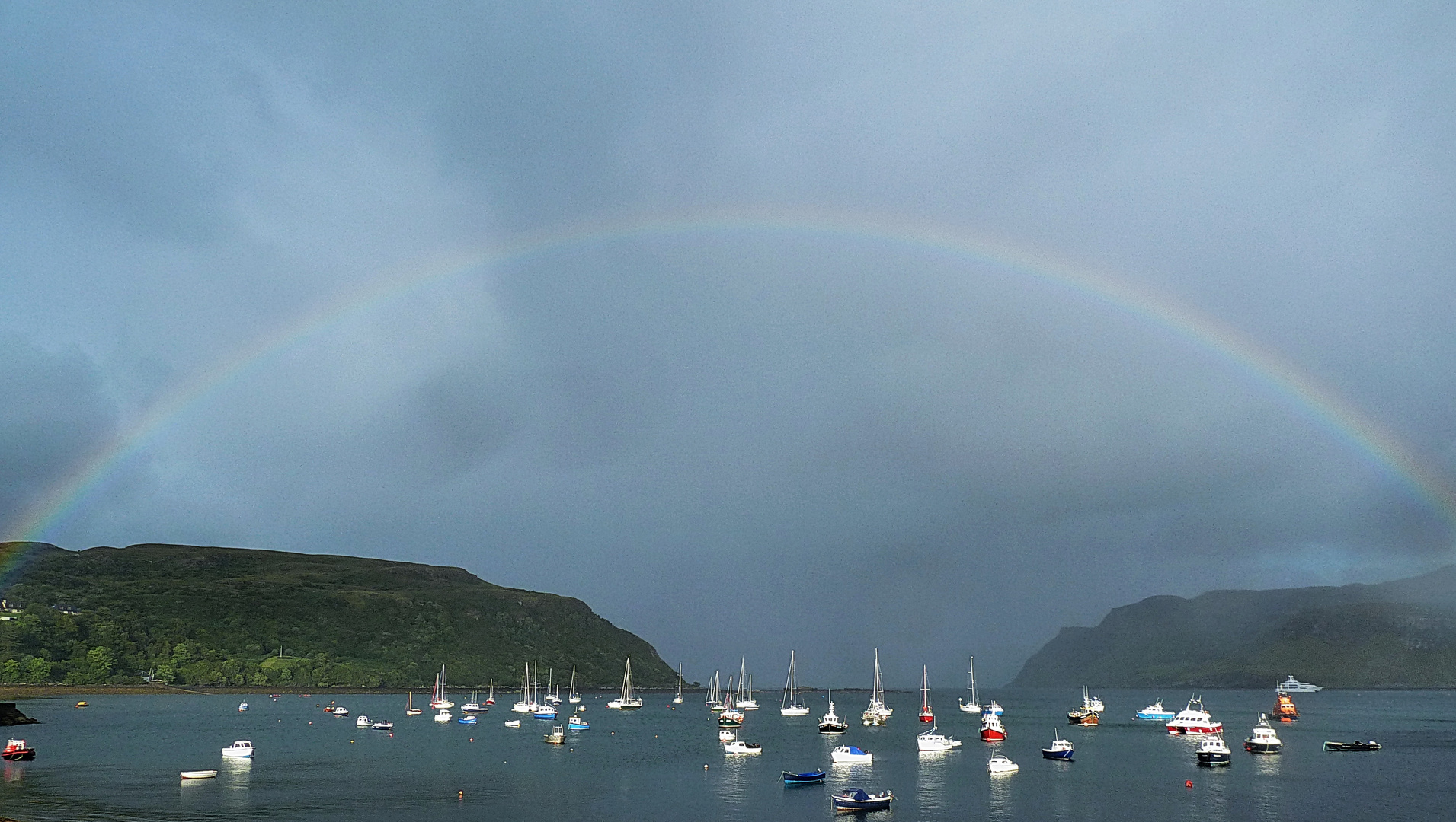 Regenbogen über dem Hafen von Portree