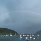 Regenbogen über dem Hafen von Portree