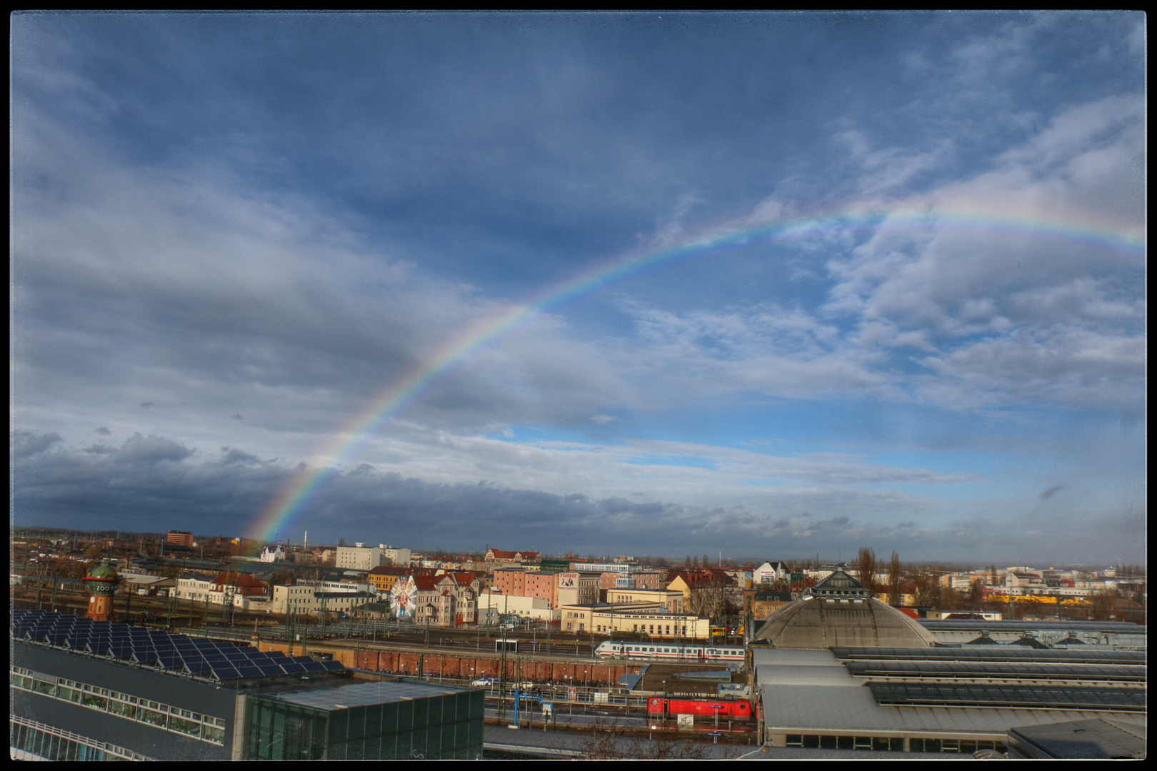 Regenbogen über dem Halleschen Hauptbahnhof Teil 2