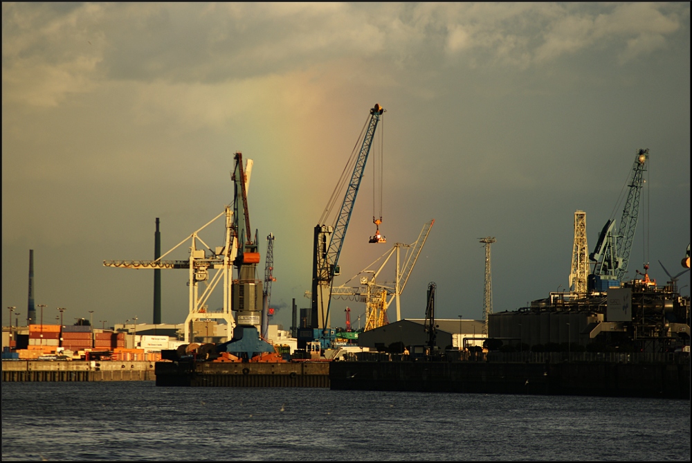 Regenbogen über dem Hamburger Hafen