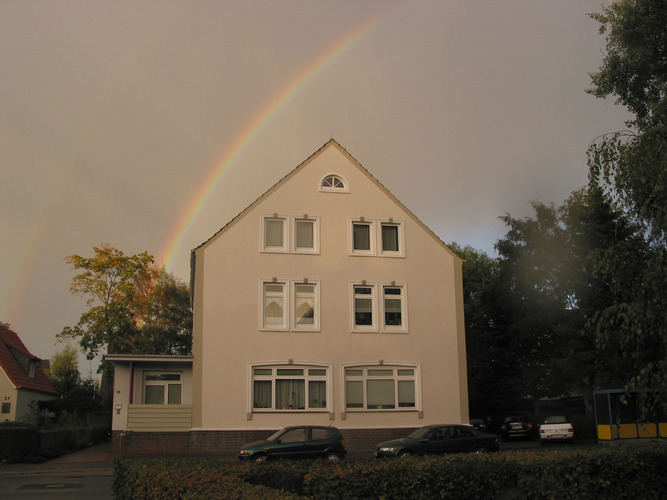 Regenbogen über dem Haus