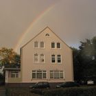 Regenbogen über dem Haus