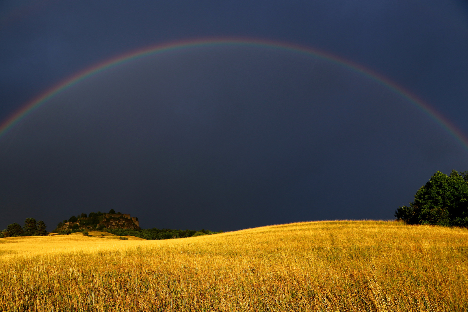 Regenbogen über dem Hohentwiel