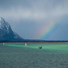 Regenbogen über dem Kanal bei RISØYHAMN