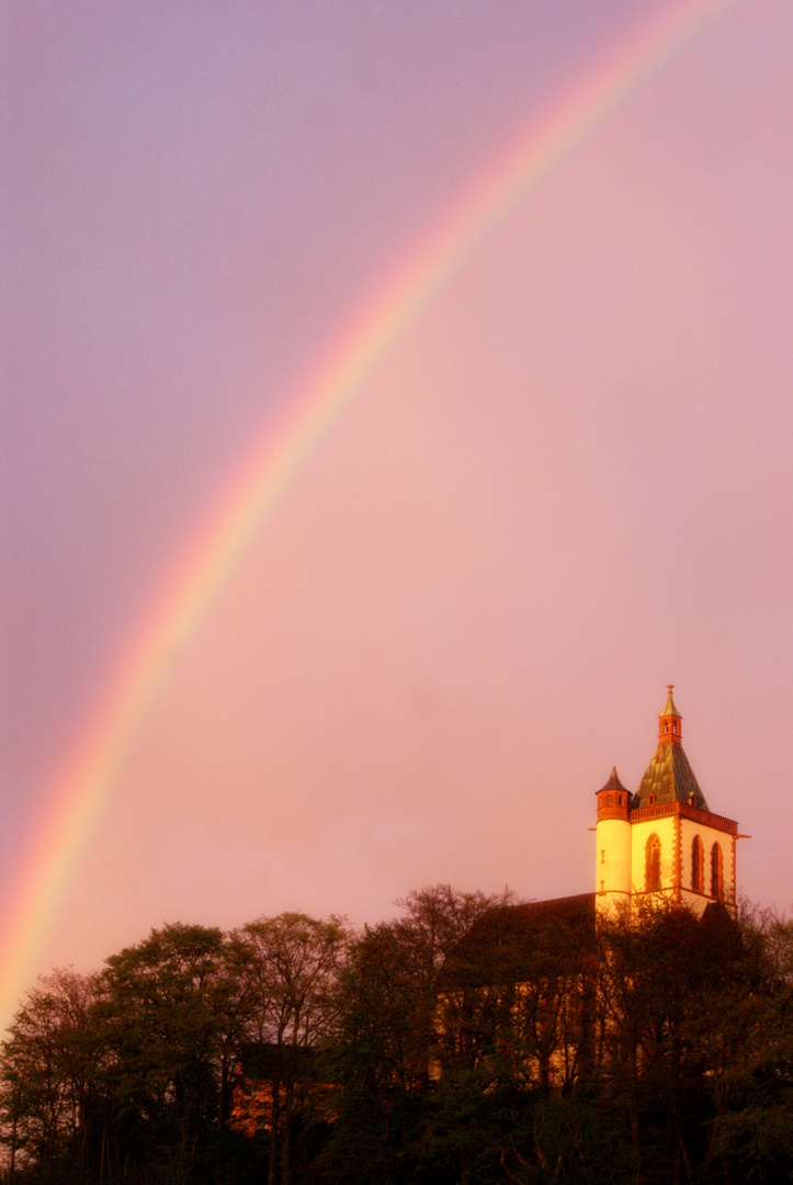 Regenbogen über dem Kloster