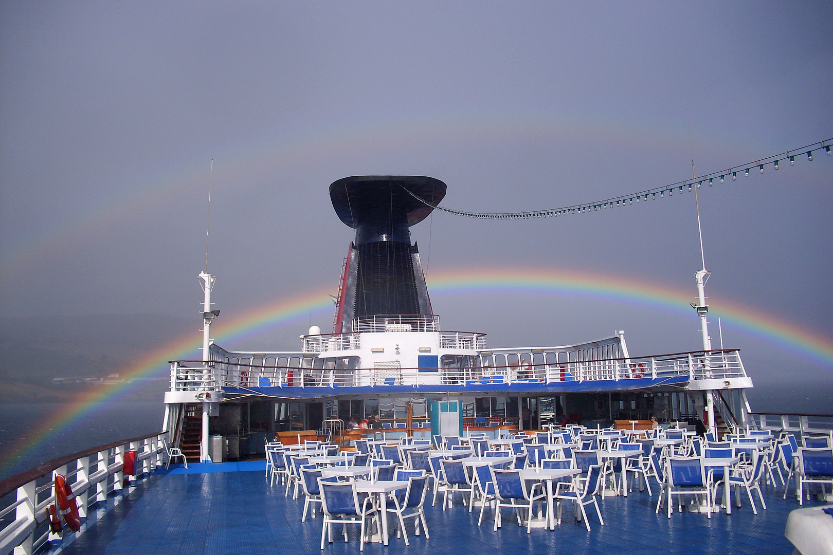 Regenbogen über dem Kreuzfahrtschiff - Azoren