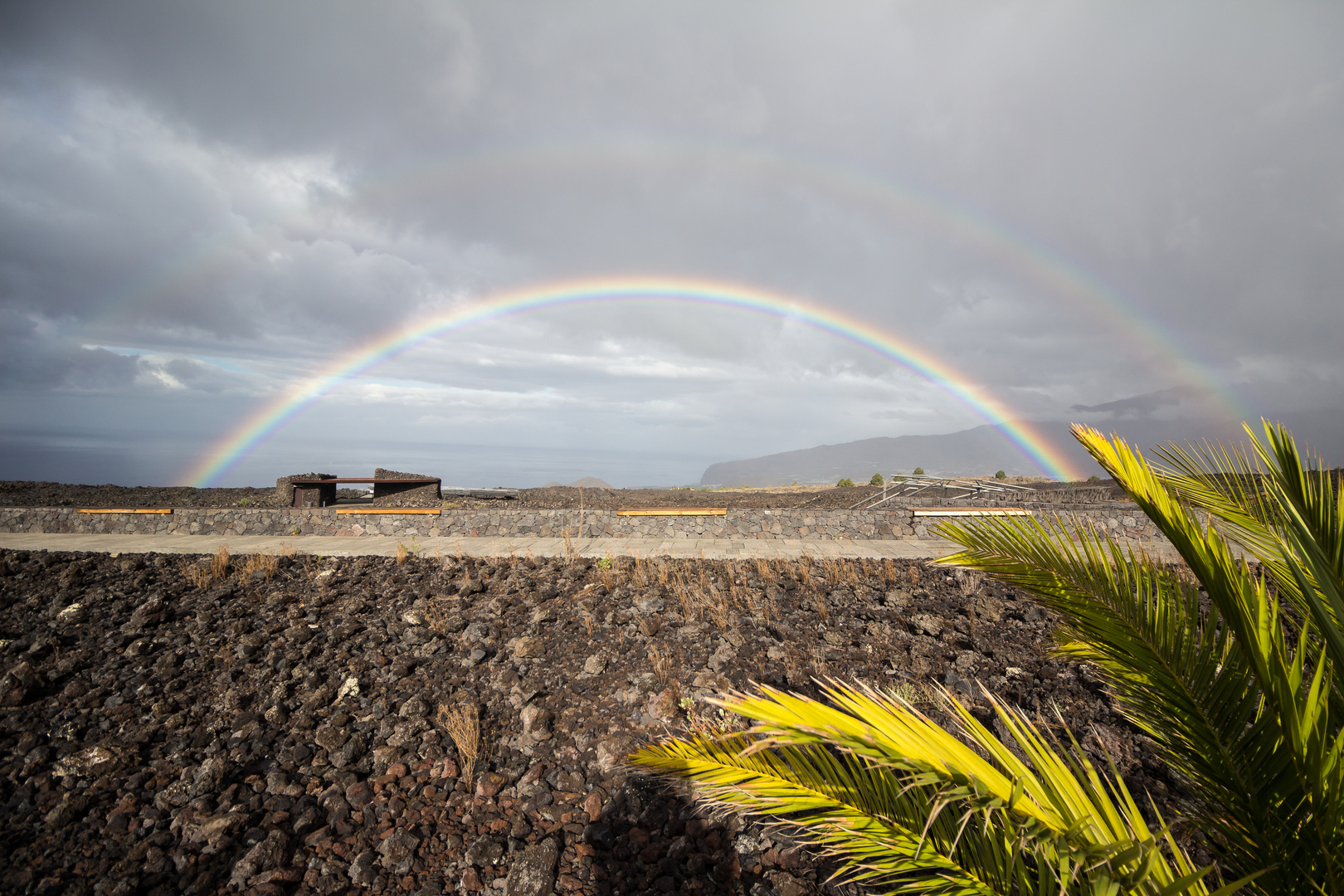 Regenbogen über dem Lavafeld