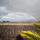 Regenbogen über dem Lavafeld