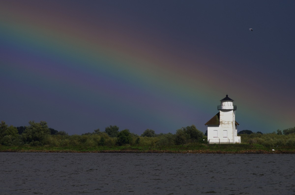 Regenbogen über dem Leuchtturm Julssand, Niederelbe