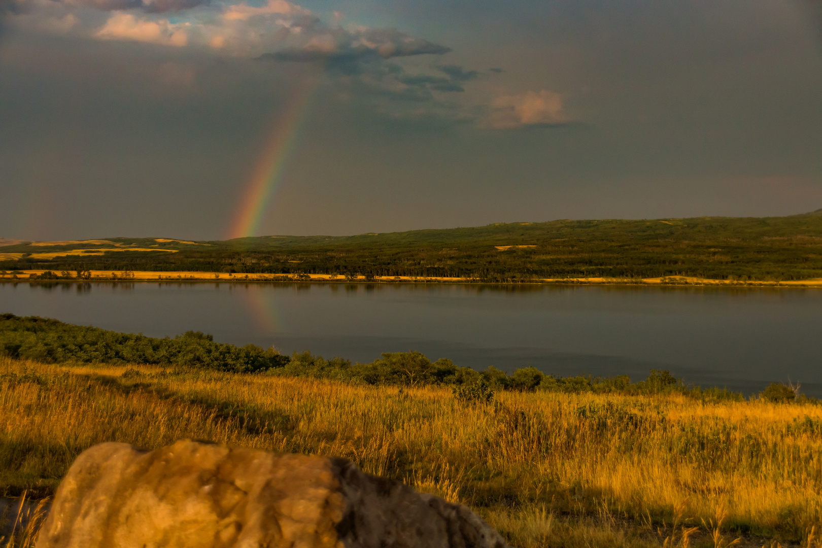 Regenbogen über dem Lower Waterton Lake