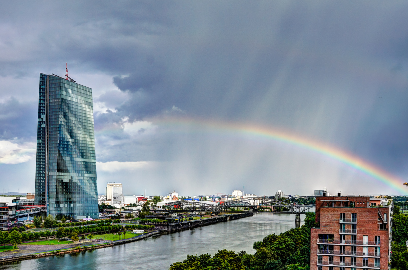 Regenbogen über dem Main