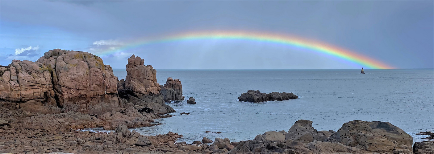 Regenbogen über dem Meer