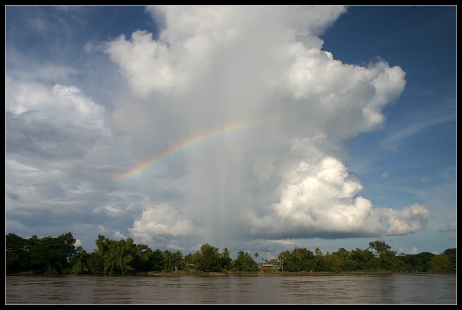 Regenbogen über dem Mekong, Laos