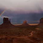 Regenbogen über dem Monument Valley