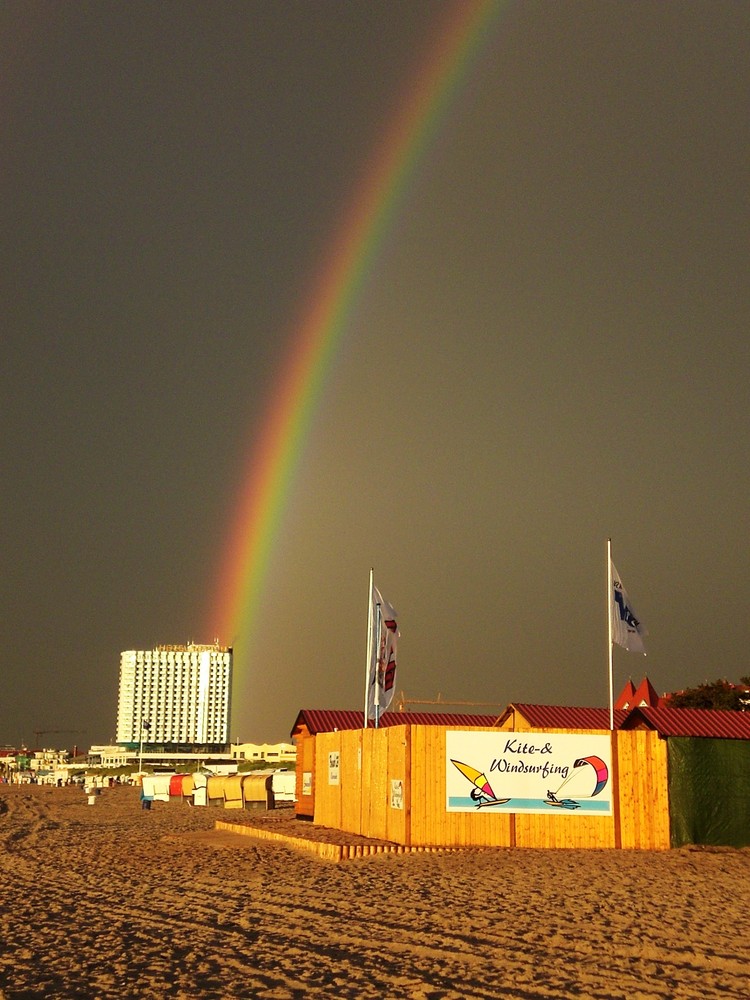 Regenbogen über dem Neptun-Hotel in Warnemünde