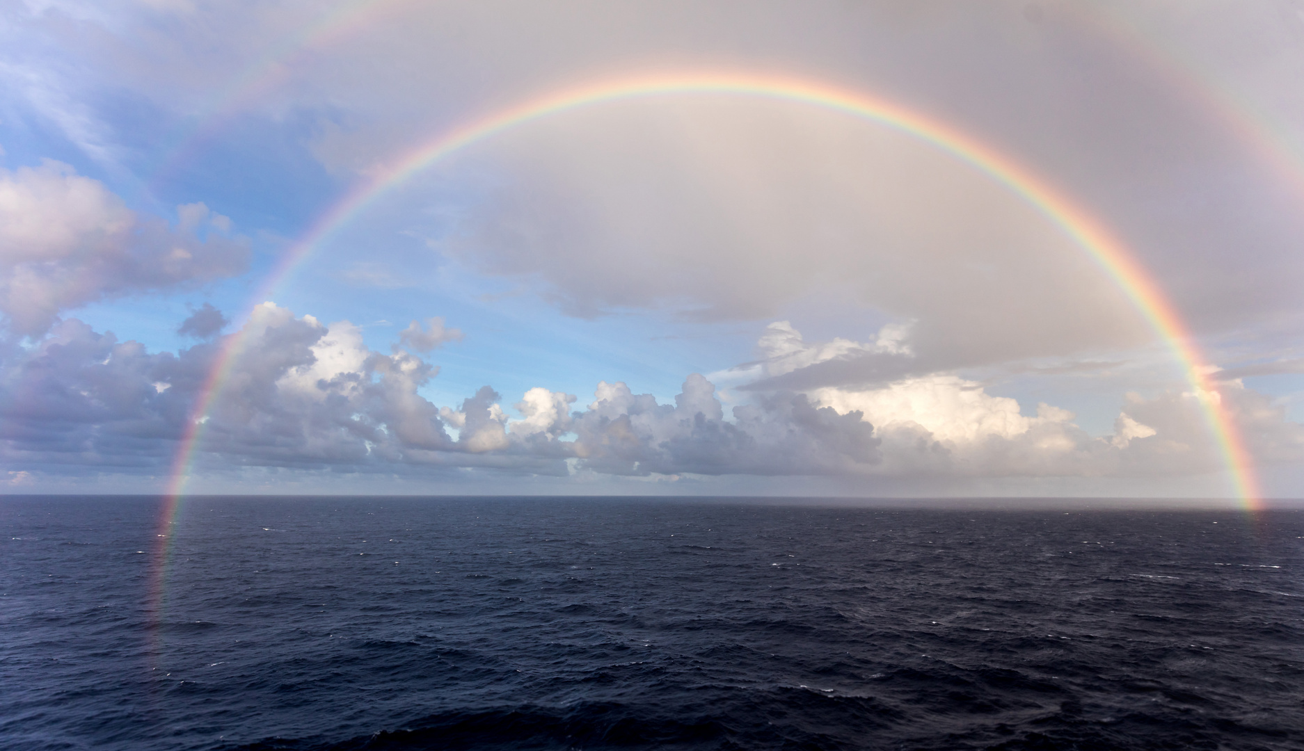 Regenbogen über dem Ozean