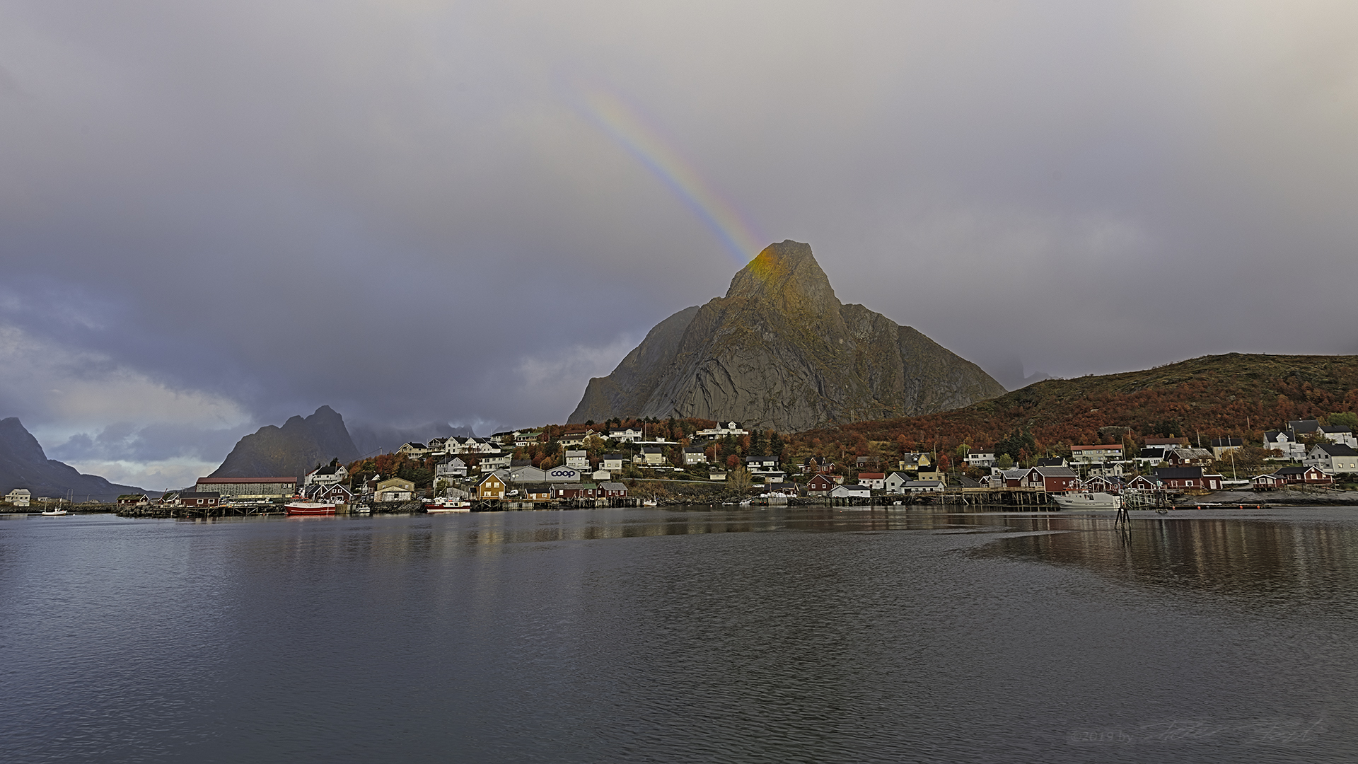 Regenbogen über dem Reinefjorden und Olstinden