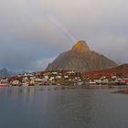 Regenbogen über dem Reinefjorden und Olstinden