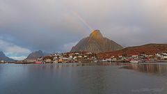 Regenbogen über dem Reinefjorden und Olstinden