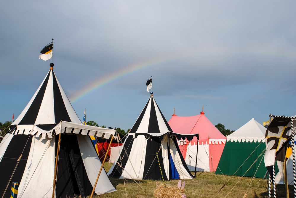 Regenbogen über dem Ritterlager