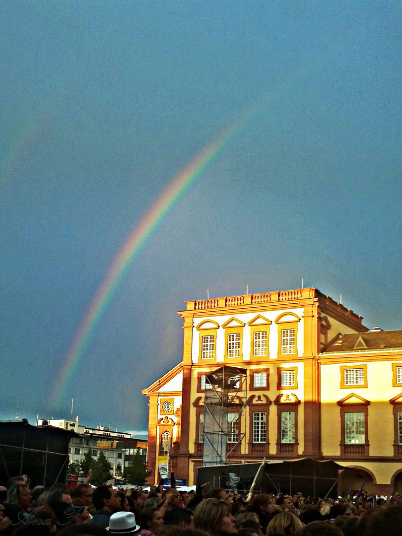 Regenbogen über dem Schloss